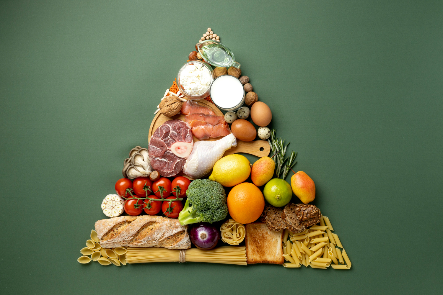 A Nova Pirâmide Alimentar para Idosos: Adaptando a Nutrição para a Longevidade Digna.